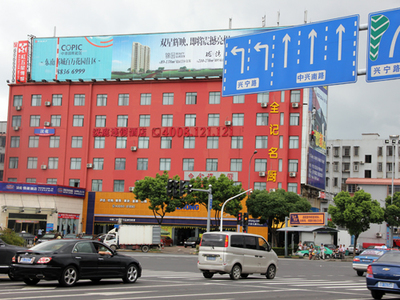 兩年未拆的違章廣告牌何時了結？寧波廣告設計與城市治理的困局